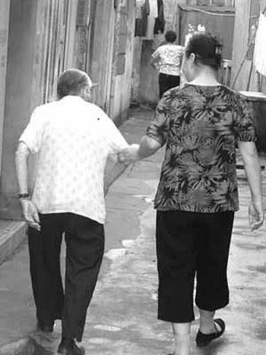 伴在側．防走失